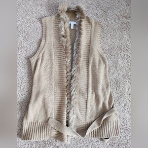 Sweater vest with fur trim